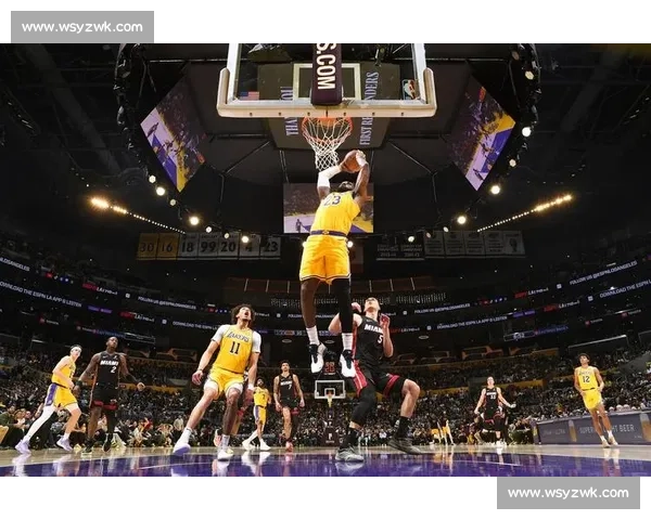 湖人对决热火山猫直播全程解析球星看点与胜负前瞻实时战术走势